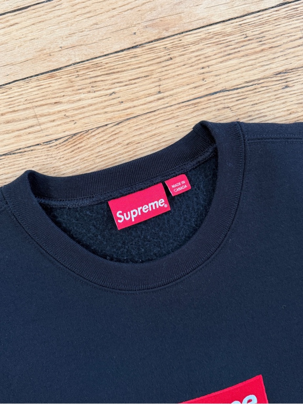 Supreme FW22 Box Logo Crewneck in Black, Made in Canada - Picture 2 of 5
